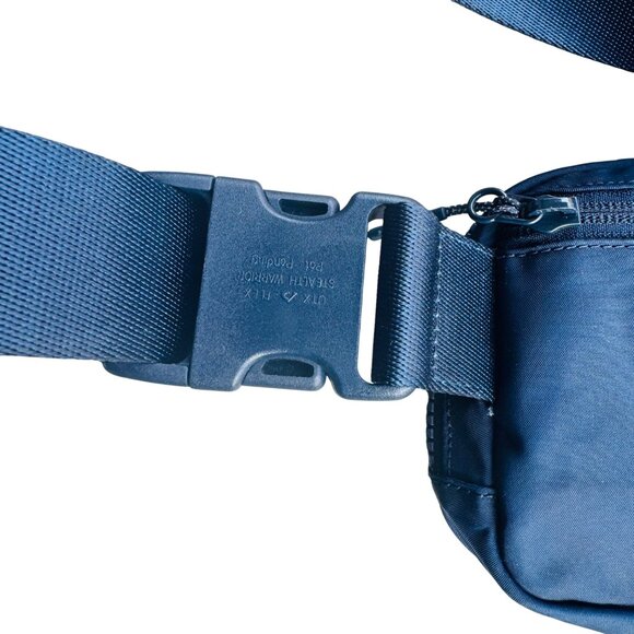 Lululemon Bag Women's Everywhere Navy Nylon Inner Pocket Zip Adjustable Belt - Picture 8 of 8